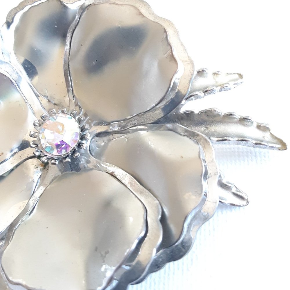 beautiful multi-layered silver tone flower brooch - Picture 4 of 6